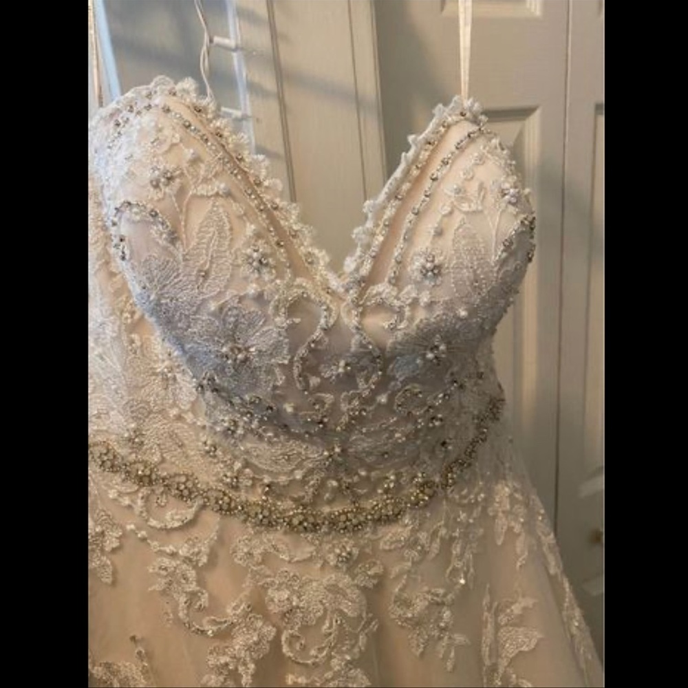 ****SOLD****      Ivory Maggie Sottero Wedding Dress — Fits like an 8 32DD - Picture 6 of 9
